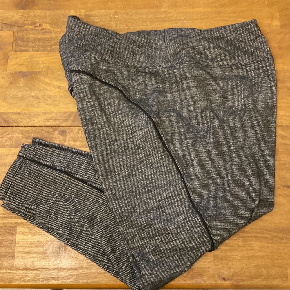 Vera Wang Capri Leggings - Picture 2 of 5